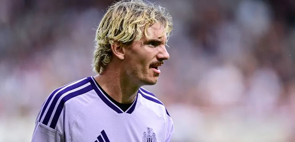 Futbolchi o'yin maydonida jamoasining formasida