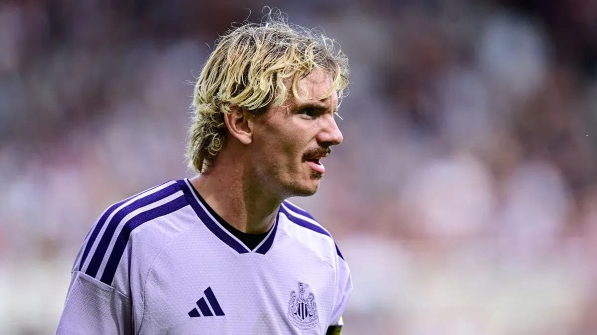 Futbolchi o'yin maydonida jamoasining formasida