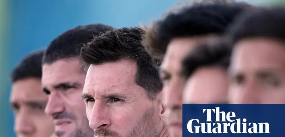 Futbolchilar yig'ilishida qatnashayotgan jamoa a'zolari