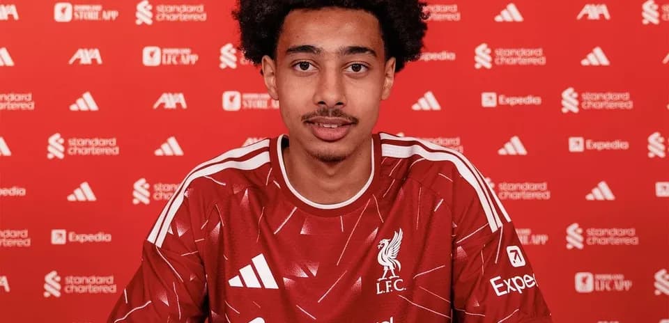 Futbolchi yangi shartnoma imzolamoqda, Liverpool formasi
