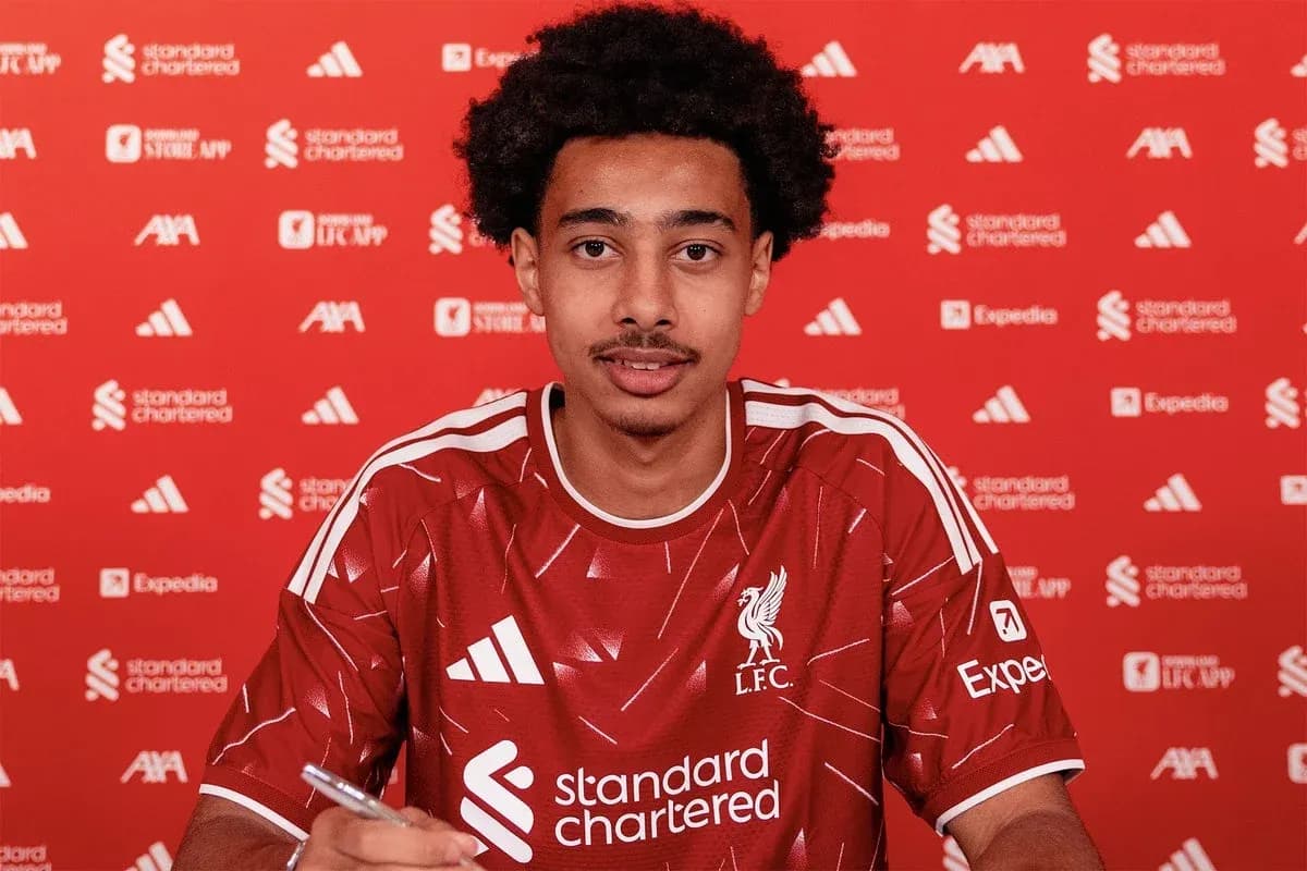 Futbolchi yangi shartnoma imzolamoqda, Liverpool formasi