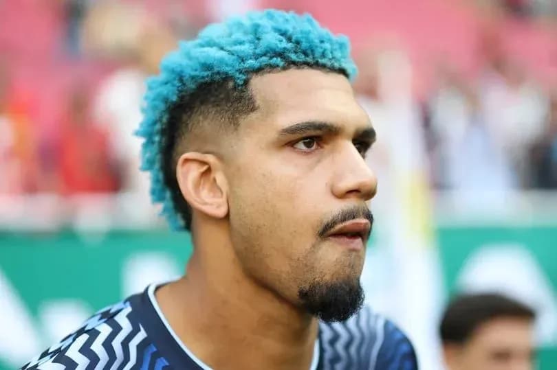 Futbolchi o'yin oldidan tayyorgarlik ko'rmoqda Futbolchi o'yin oldidan tayyorgarlik ko'rmoqda