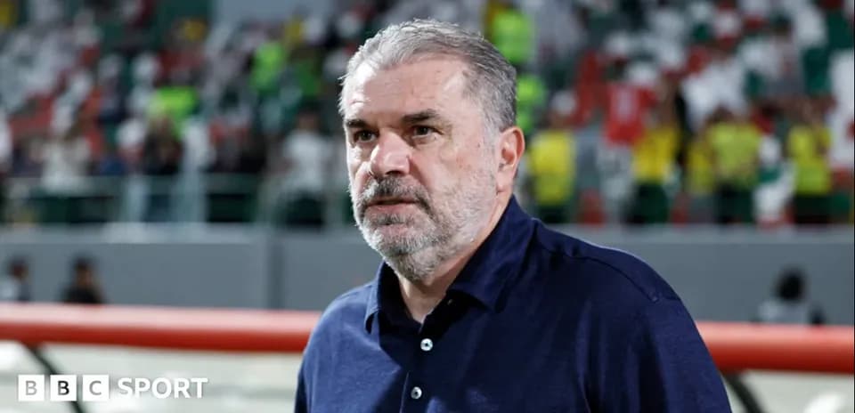 Murabbiy stadionda o'yin oldidan turibdi