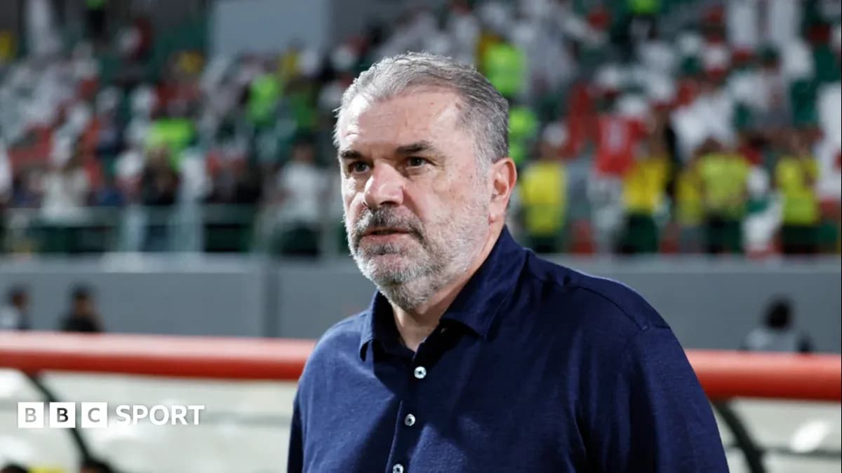 Murabbiy stadionda o'yin oldidan turibdi