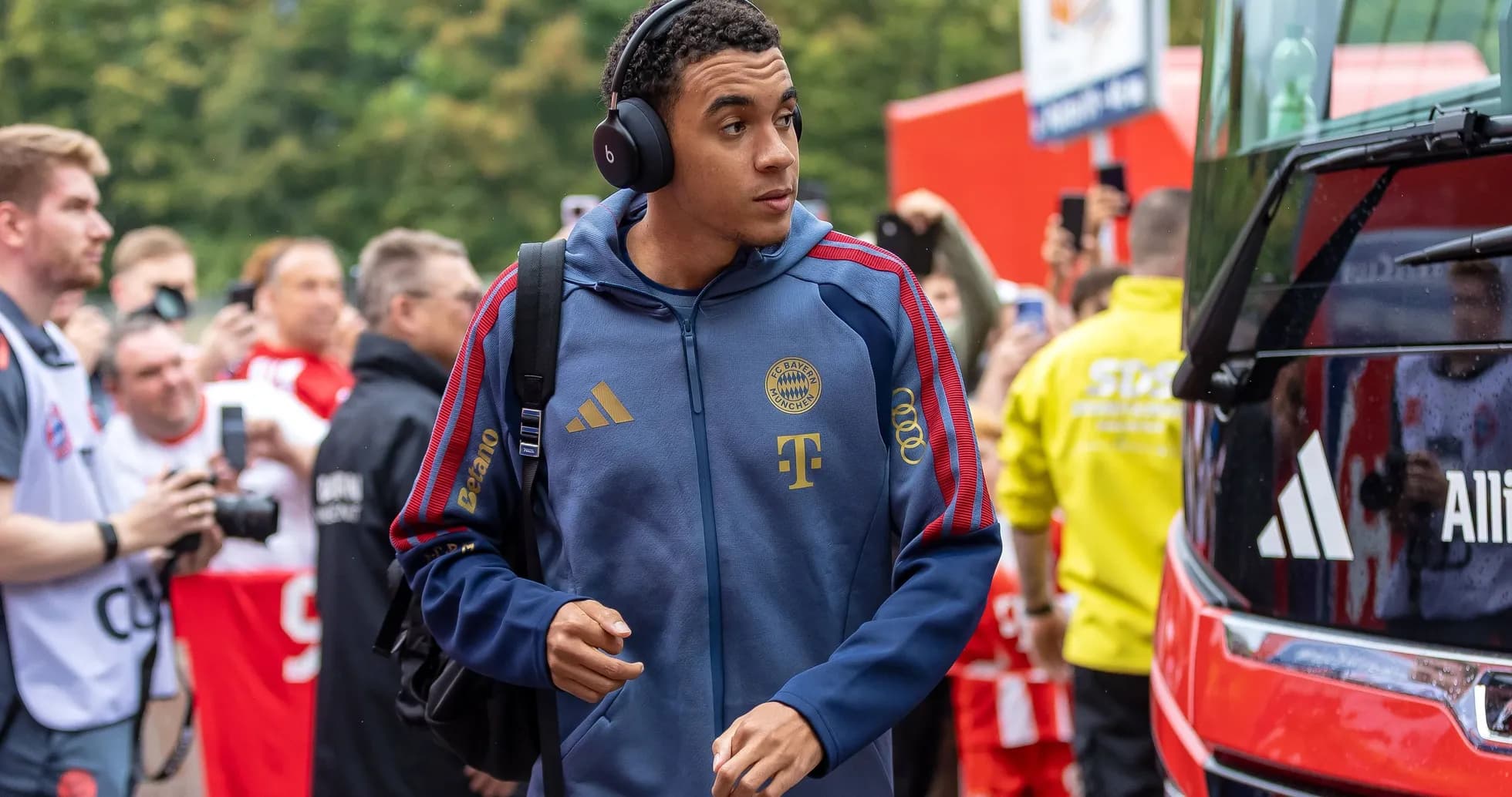 Futbolchi Bayern München jamoasi avtobusiga yaqinlashmoqda