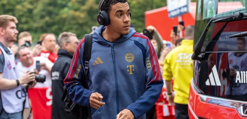 Futbolchi Bayern München jamoasi avtobusiga yaqinlashmoqda