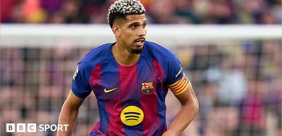Futbolchi Barcelona formasida maydonda harakatlanmoqda