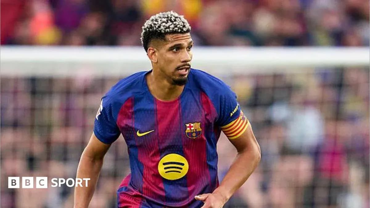 Futbolchi Barcelona formasida maydonda harakatlanmoqda