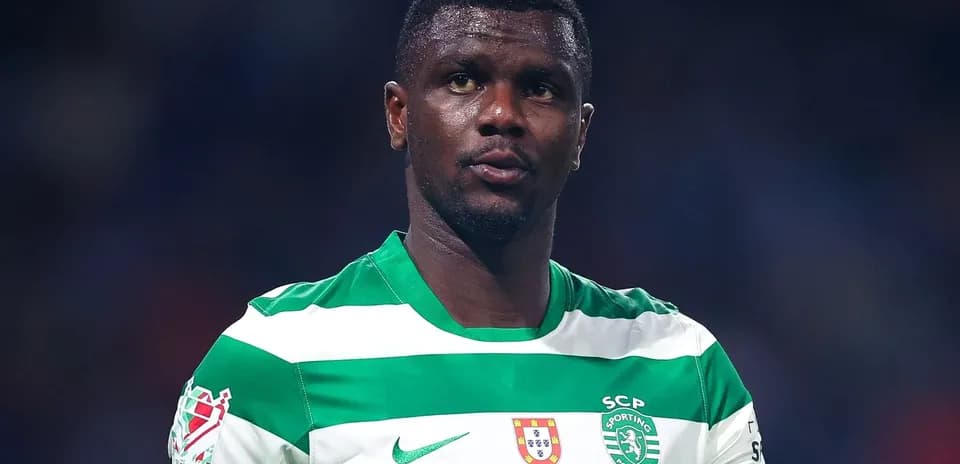 Futbolchi Sporting CP formasida, o'yin maydonida