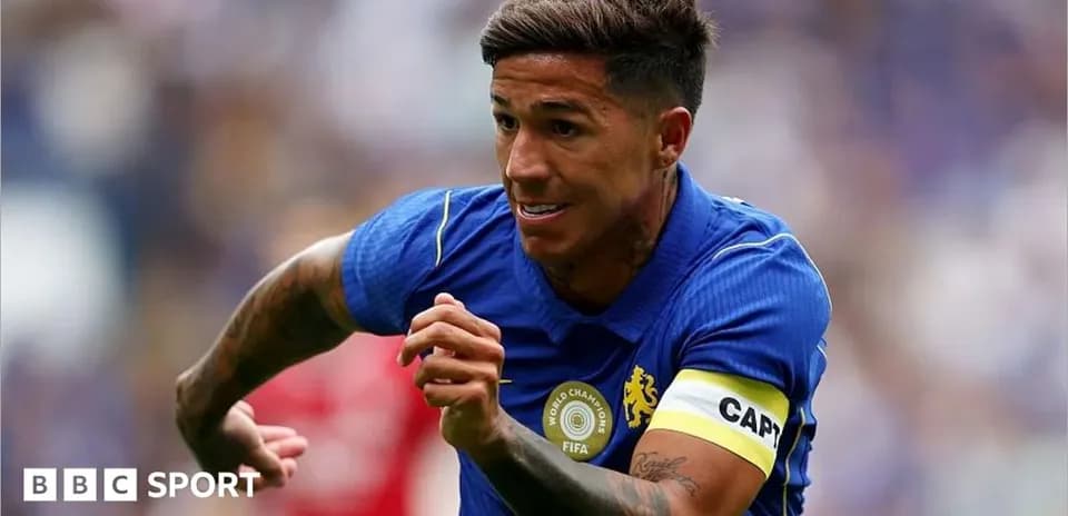 Futbolchi to'pni quchib, yugurayotgan holatda