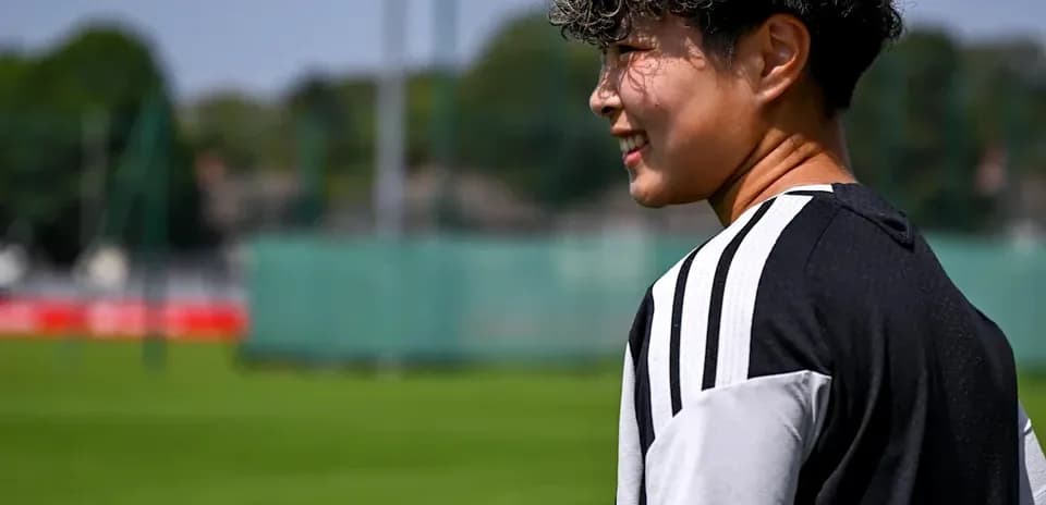 Futbolchi mashg'ulot maydonida orqa tomondan