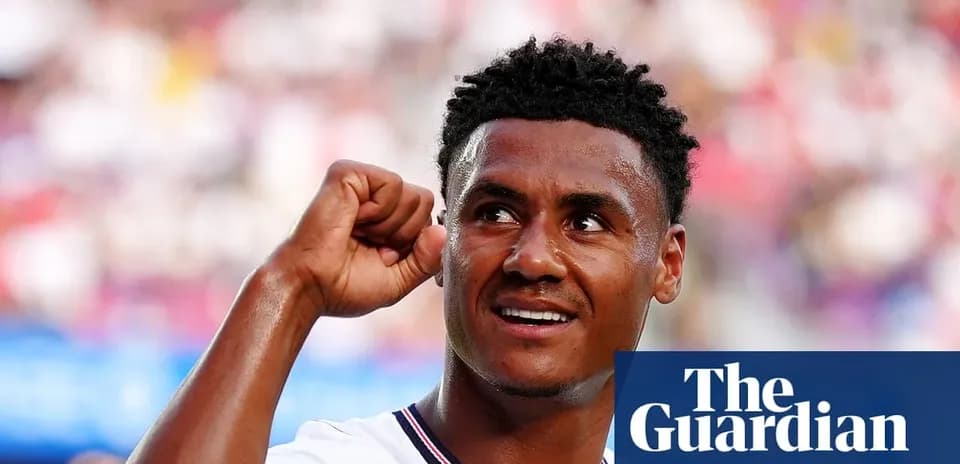 Futbolchi qo'lini ko'tarib g'alaba nishoni bermoqda