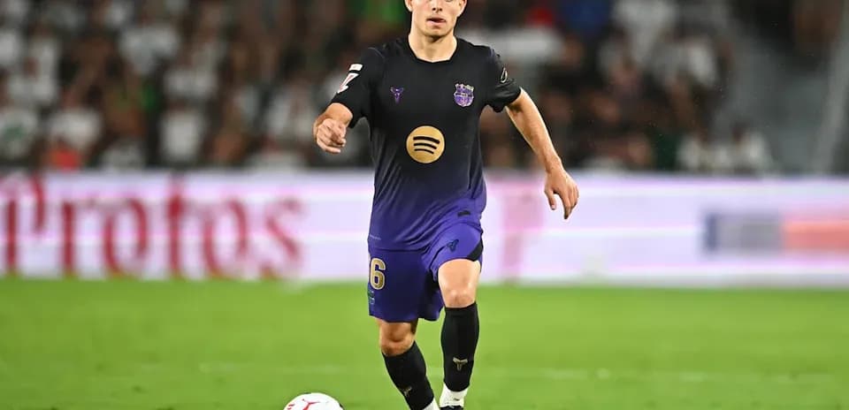 Futbolchi to'pni yuritayotgan holatda
