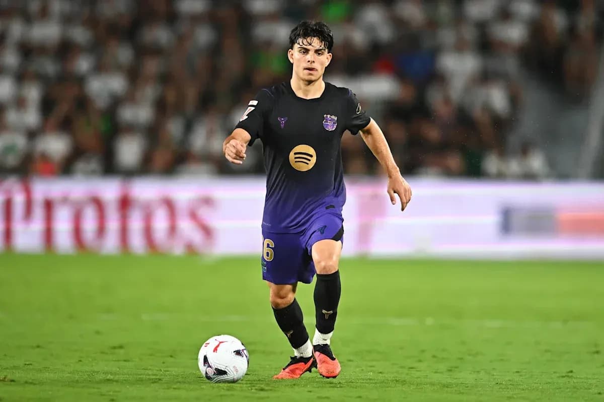 Futbolchi to'pni yuritayotgan holatda