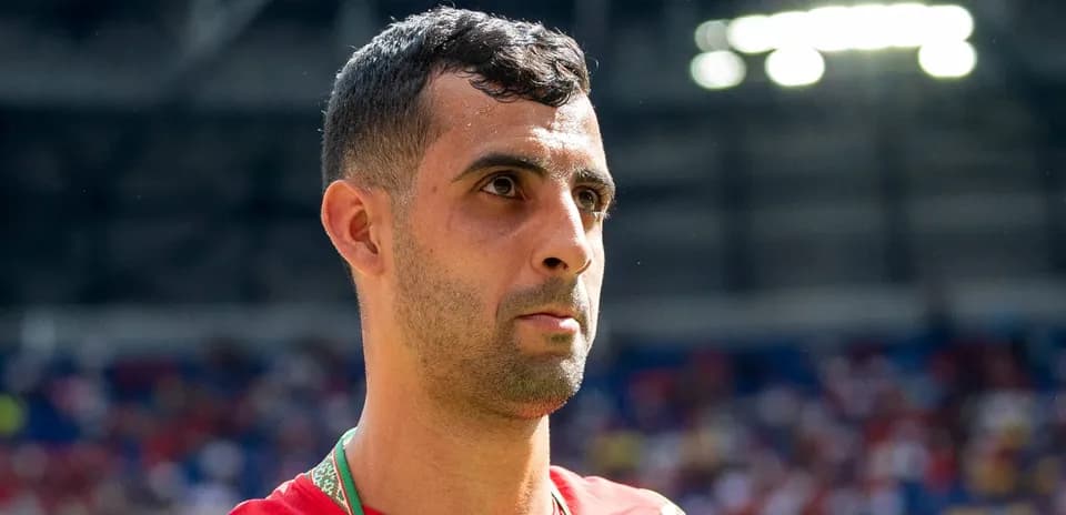Futbolchi o'yin oldidan maydonda turibdi