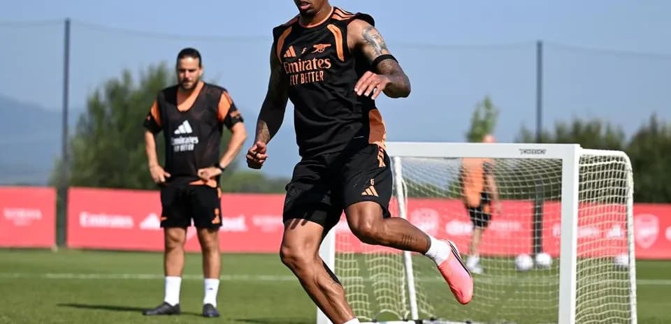 Futbolchi to'p bilan mashg'ulot o'tmoqda