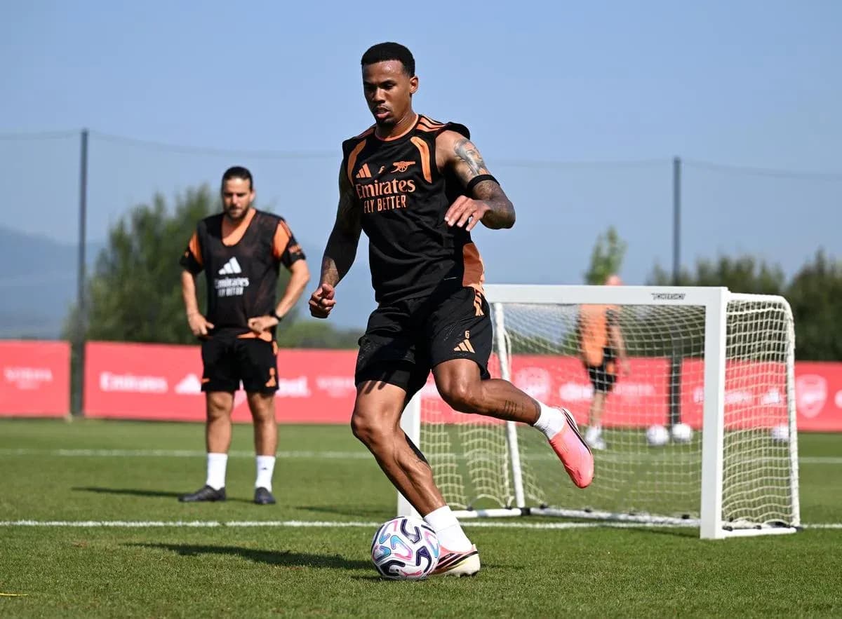 Futbolchi to'p bilan mashg'ulot o'tmoqda