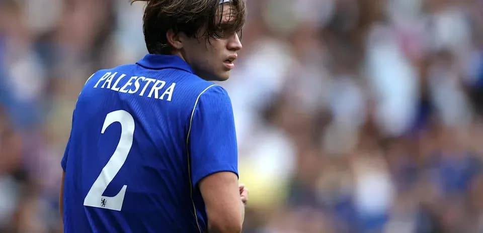 Futbolchi Palestra 2 raqami bilan maydonda