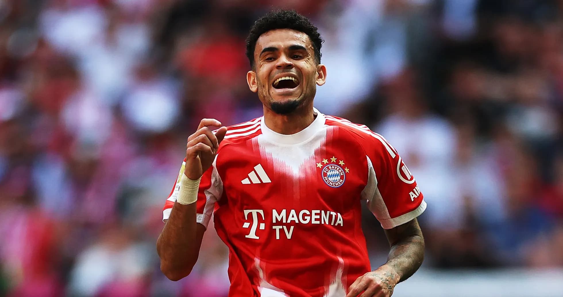 Futbolchi Bayern Munich formasida g'alaba nishonlayapti
