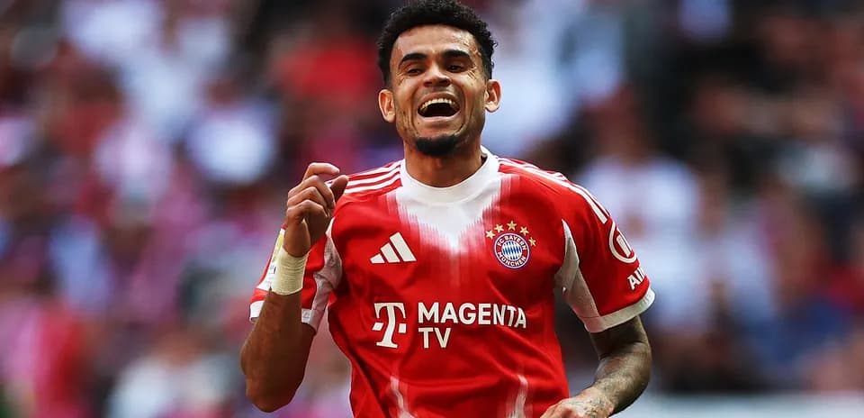 Futbolchi Bayern Munich formasida g'alaba nishonlayapti