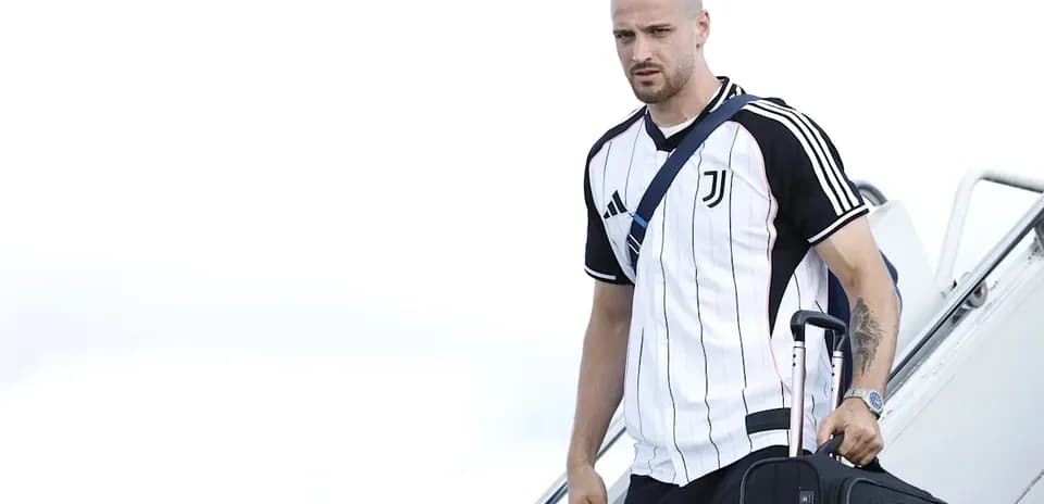 Futbolchi Juventus formasida yuk ko'tarib kelmoqda