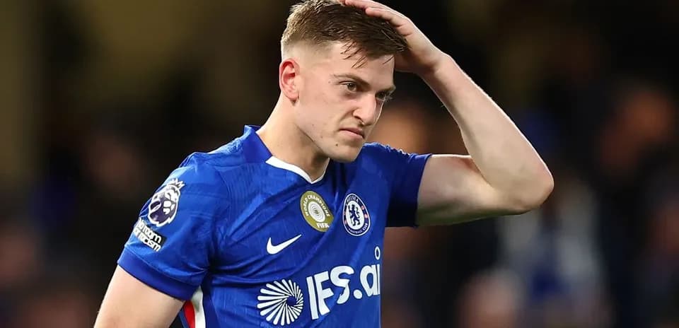 Futbolchi Chelsea formasida, boshini ushlab turmoqda