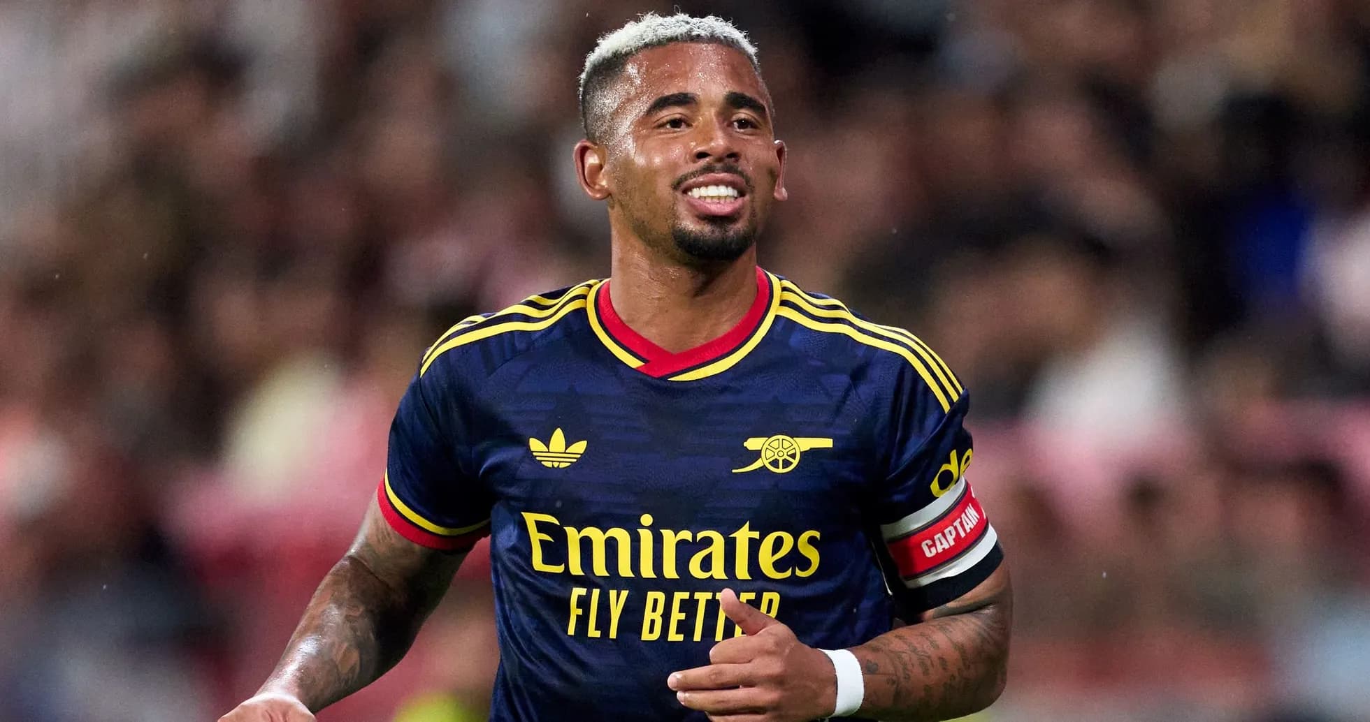 Futbolchi maydonda Arsenal formasida harakatda