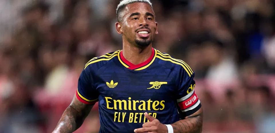Futbolchi maydonda Arsenal formasida harakatda