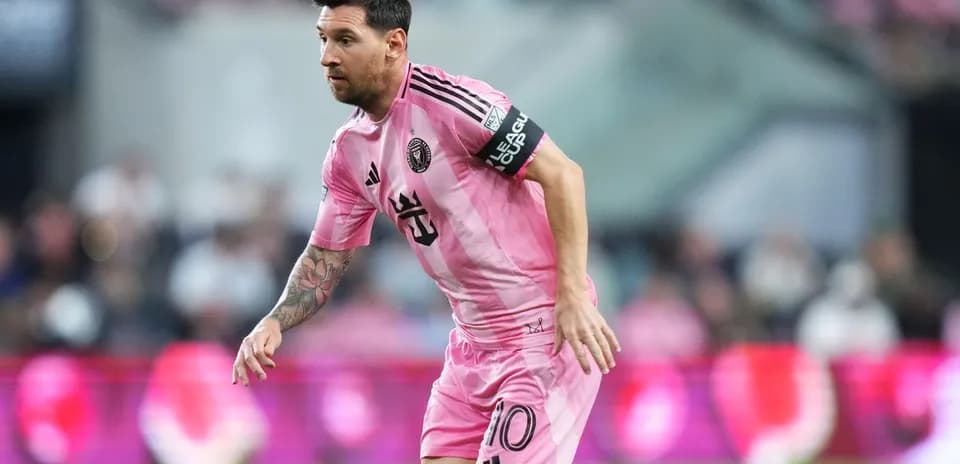 Lionel Messi in pink jersey during match