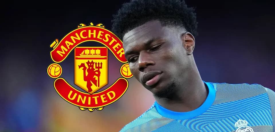 Futbolchi Manchester United logosi bilan yonma-yon