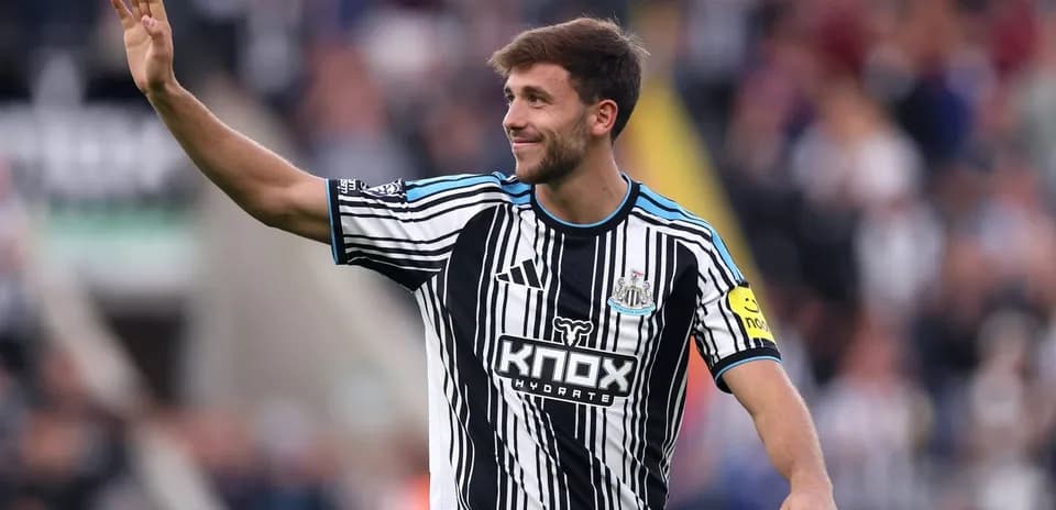 Futbolchi maydonida muxlislarni salomlayapti