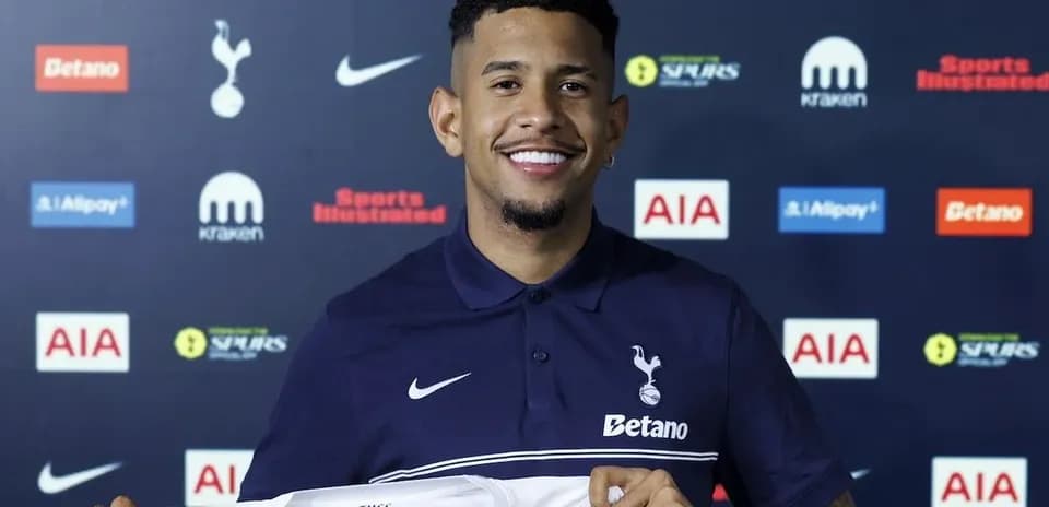Futbolchi yangi forma bilan matbuot anjumanida