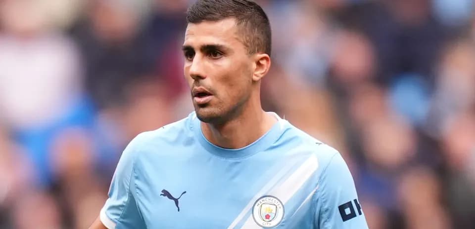 Futbolchi Manchester City formasida maydonda yurmoqda