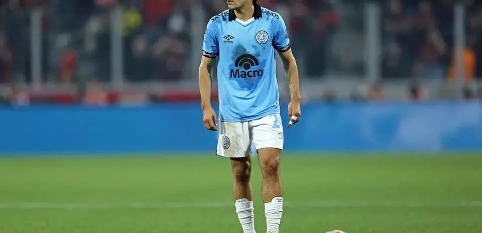 Futbolchi o'yin maydonida to'pga qarab turibdi