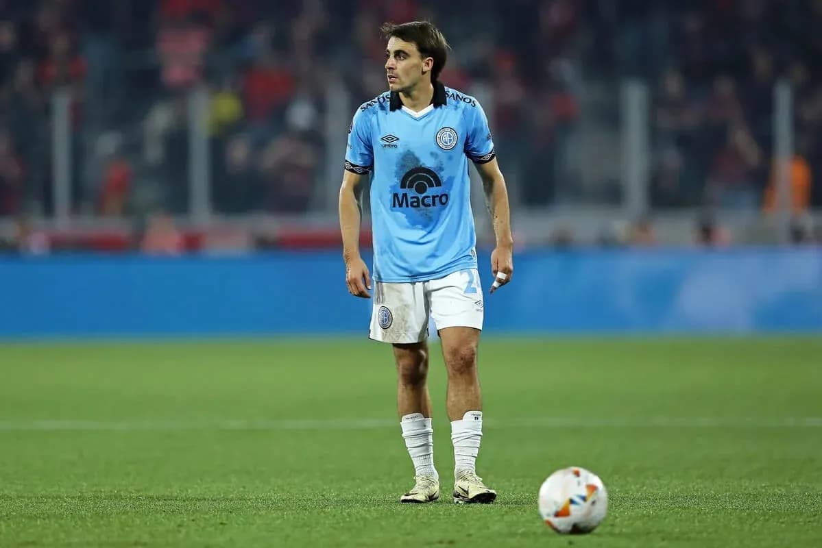 Futbolchi o'yin maydonida to'pga qarab turibdi Futbolchi o'yin maydonida to'pga qarab turibdi