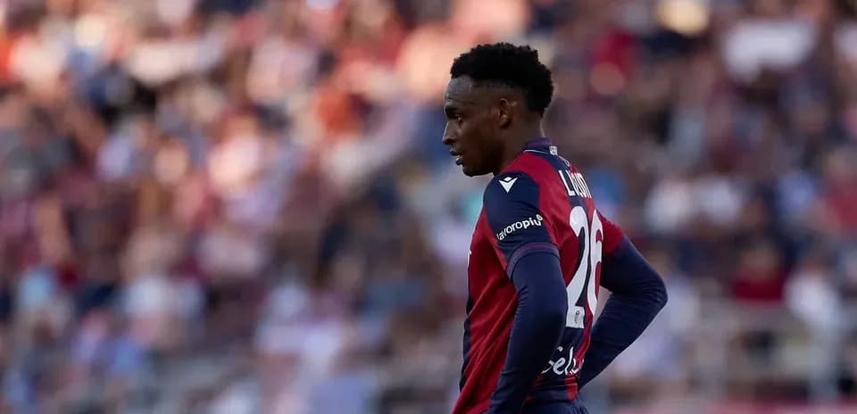 Futbolchi maydonda raqibga qarab turgan