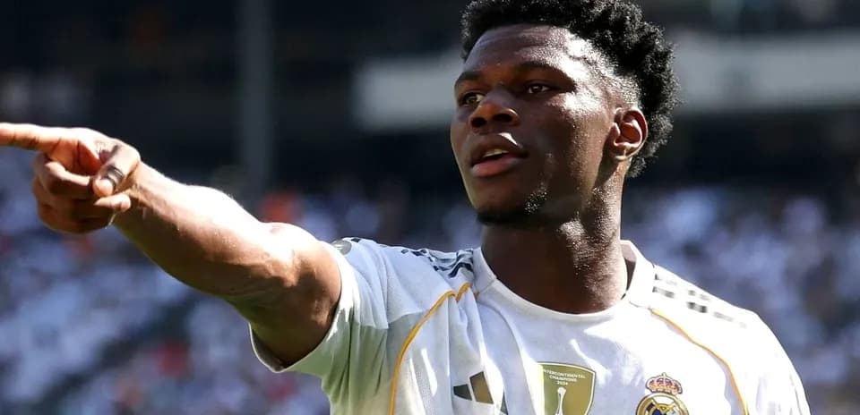 Futbolchi maydonda ko'rsatma berayotgan