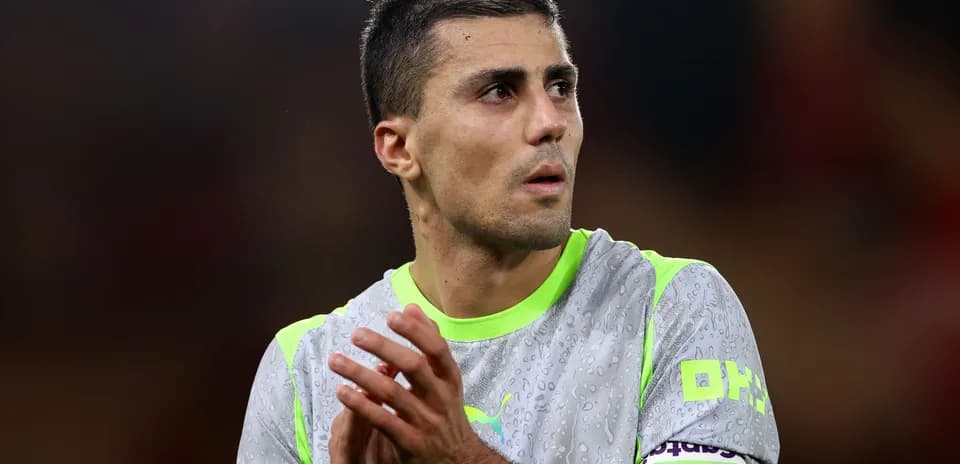 Futbolchi maydonda qizil rangli formada