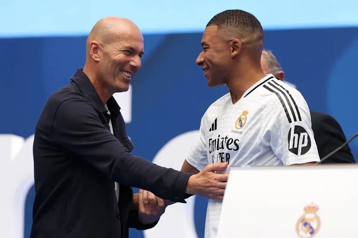 Zinedine Zidane and player shaking hands at event