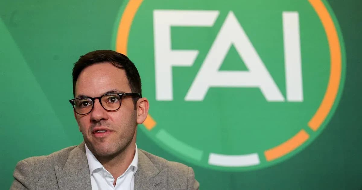 Menejer matbuot anjumanida FAI logotasi ortida