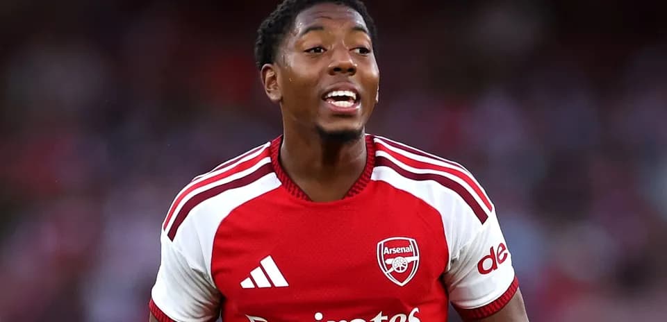 Futbolchi Arsenal formasi bilan maydonda harakatda