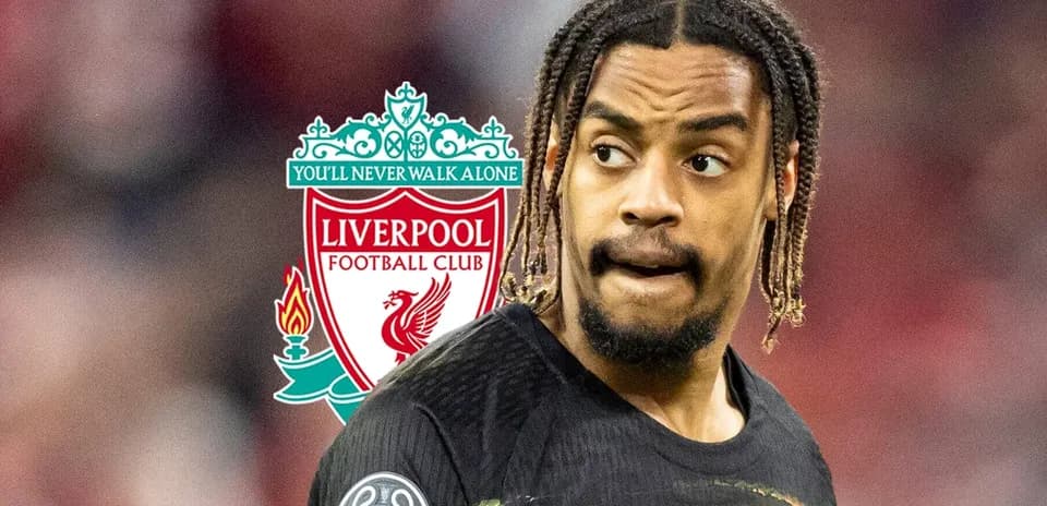 Futbolchi Liverpool logosi oldida turibdi