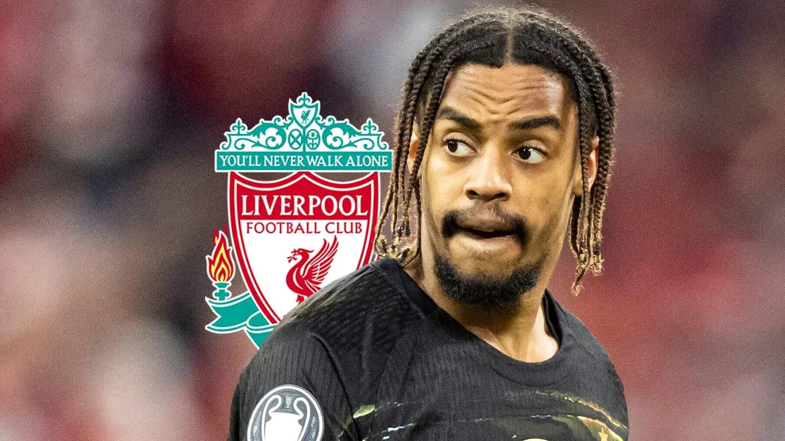 Futbolchi Liverpool logosi oldida turibdi