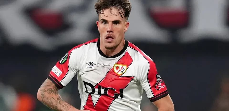 Futbolchi Rayo Vallecano formasida harakatda