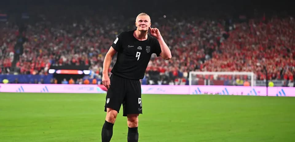 Futbolchi maydonda qo'lini quloq tomon ko'taradi