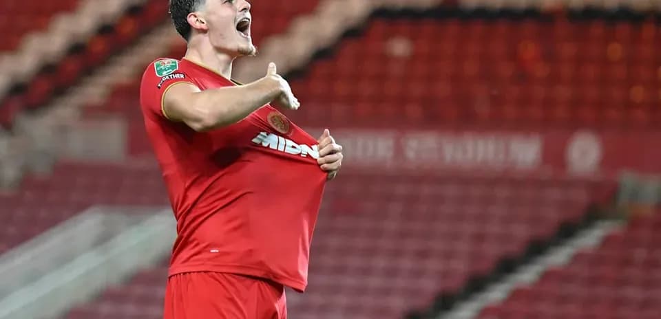 Futbolchi g'alabasi bilan maykasini ko'rsatmoqda