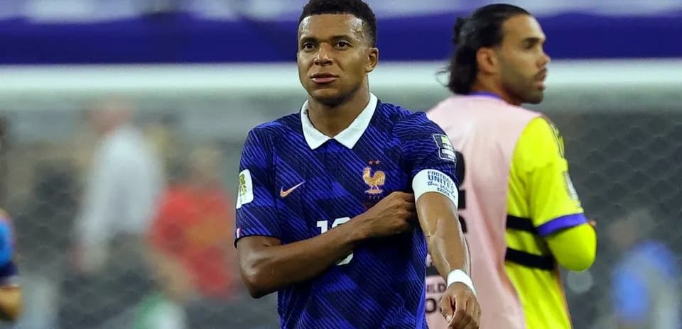 Futbolchi forma kiygan Kylian Mbappe maydonda