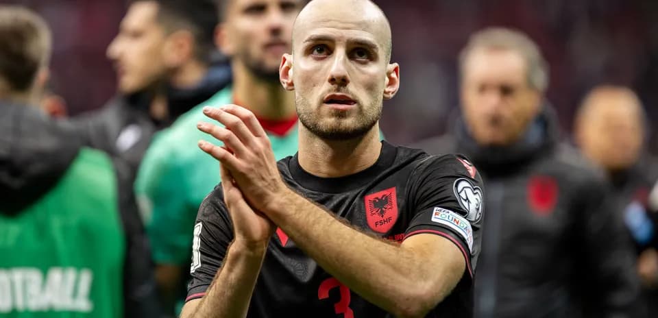 Futbolchi maydonda qo'lini chalmagan holatda
