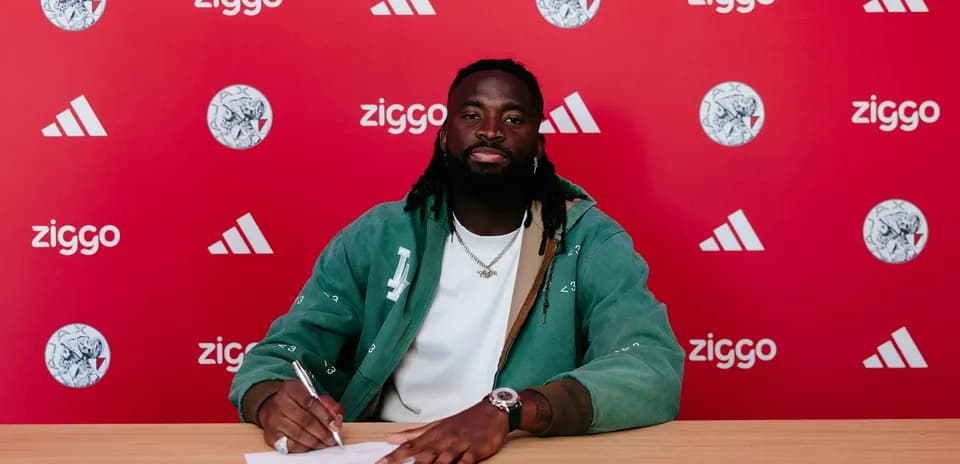 Futbolchi shartnoma imzolayotgani bilan suratga olingan