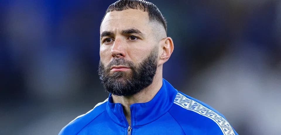 Futbolchi ko'k trening kiyimida turibdi